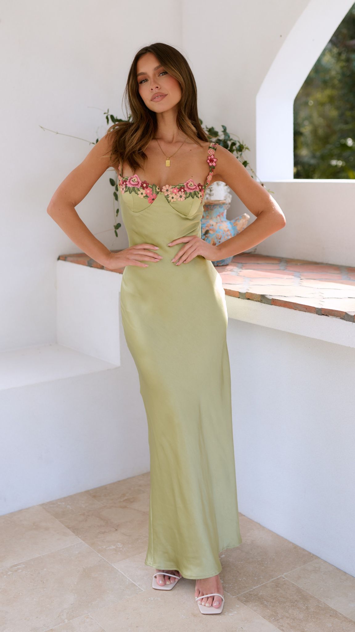 Chelsey - Maxi abito con dettaglio floreale